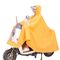 Motocicleta que monta el poncho amarillo de la lluvia de la prenda impermeable doble de la bicicleta